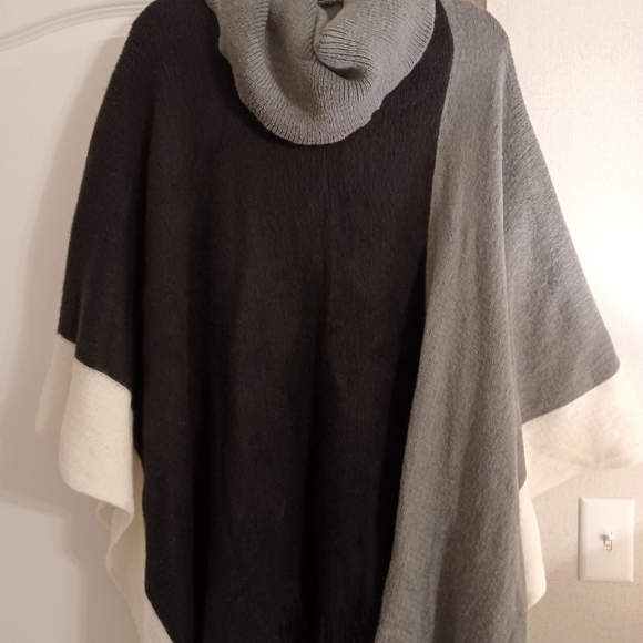 Ladies Poncho/Collared Throw Over. NWT. - Picture 1 of 4